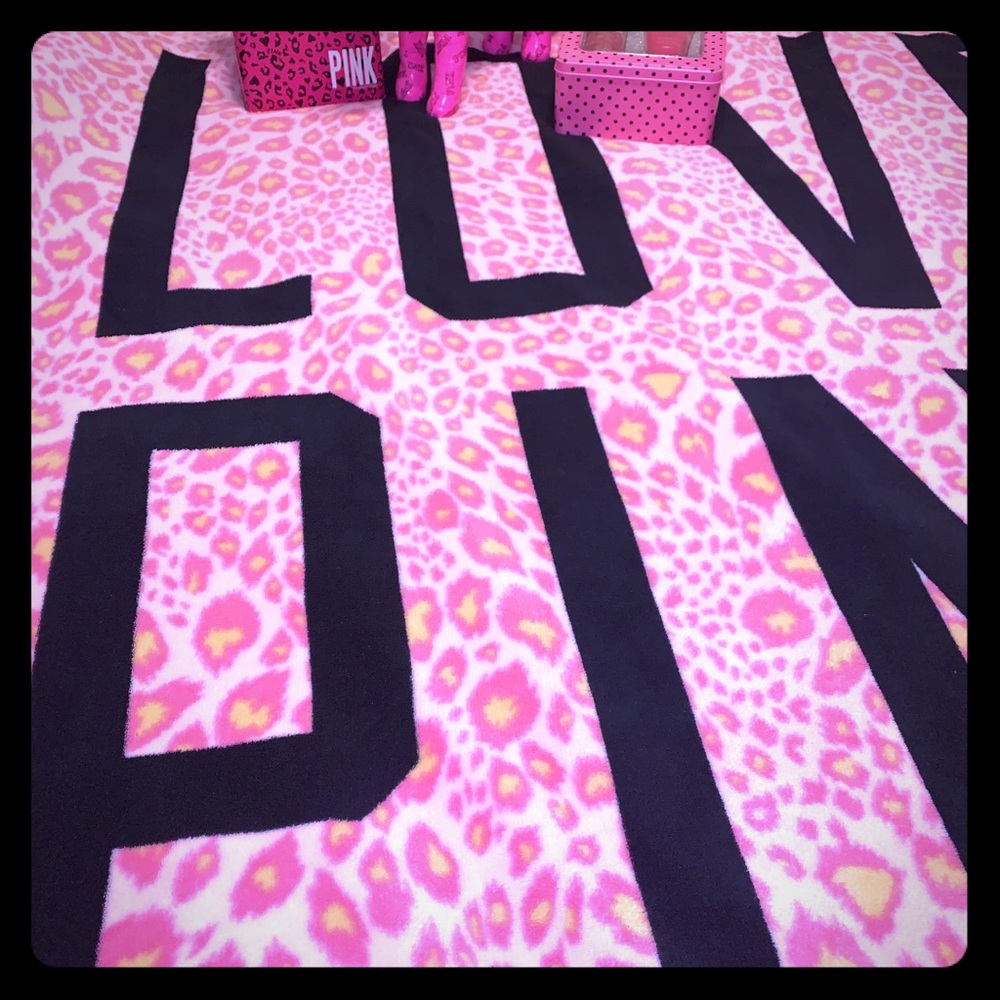 Victoria’s Secret Pink HTF stadium blanket MINT